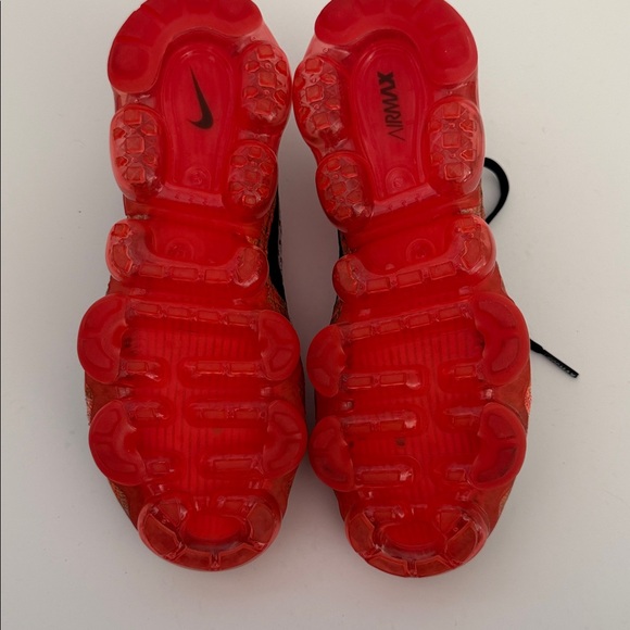 EUC Nike Air Women’s VaporMax Flyknit Wolf Grey Bright Crimson 7 Sneakers Shoes - Picture 7 of 9